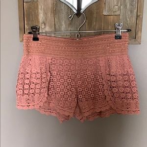 Jolt tulip hem crochet shorts